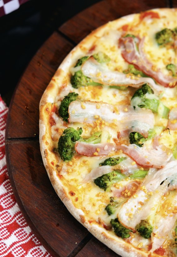 Pizza Brócolis com bacon da Capannone